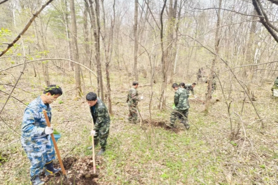 1746580046823628.jpg 營林處:黨旗引領(lǐng)添新綠 植樹造林踐初心(3).jpg