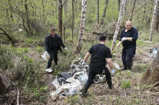 1747377360125230.jpg 撫安林場(chǎng)開展公路環(huán)境清理主題黨日活動(dòng)(1).jpg