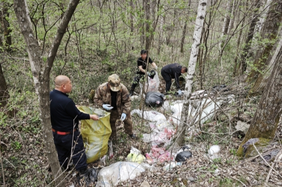 1747377372409223.jpg 撫安林場(chǎng)開展公路環(huán)境清理主題黨日活動(dòng)(3).jpg