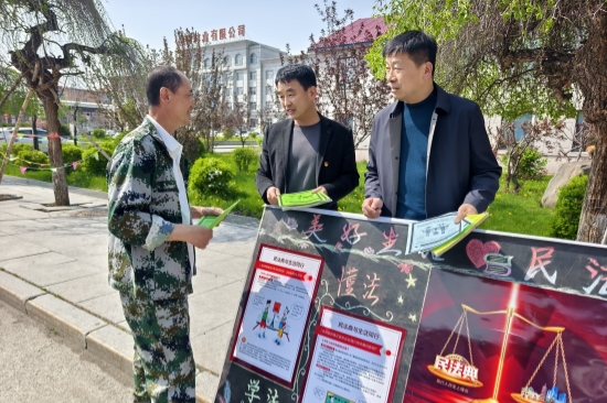 “典”亮綠色林海  法治護(hù)航生態(tài)營(yíng)林處多措并舉開展民法典宣傳活動(dòng)（2）.jpg