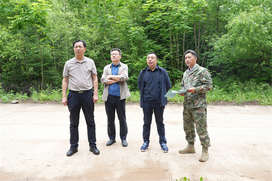 吉林省林業(yè)和草原局赴泉陽(yáng)林業(yè)有限公司開展公用基礎(chǔ)設(shè)施建設(shè)專項(xiàng)調(diào)研（1）.jpg