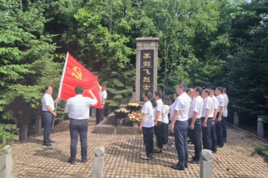 1751598225300603.jpg 傳承紅色基因 筑牢紀(jì)律防線 大川林場(chǎng)與物資公司黨支部聯(lián)合開展慶“七一”主題教育活動(dòng)(3).jpg