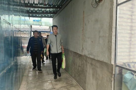 1760080720599266.jpg 大東林場(chǎng)工會(huì)組織開(kāi)展愛(ài)心慰問(wèn)活動(dòng)(1).jpg