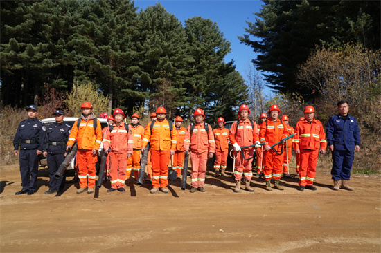 1761809398268301.jpg 興參林場開展實(shí)戰(zhàn)化森林滅火演練(1).jpg
